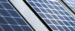 Een rij zonnenpanelen als close up