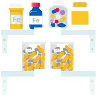Illustratie van planken met daarop medicijnflesjes, pillen en zakjes pinda's.