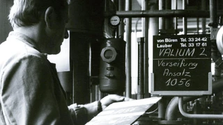 fotografia de un trabajador de roche frente a un tanque de valium 