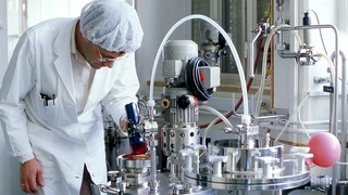 Empleado de roche en el laboratorio