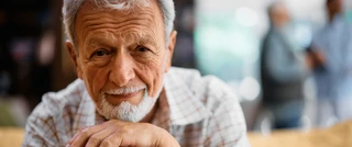 Primer plano de un hombre de setenta años