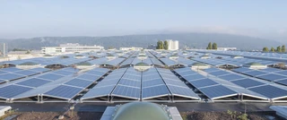 Paneles solares en un edificio de roche en basel