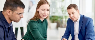 Grupo de empleados de roche hablando