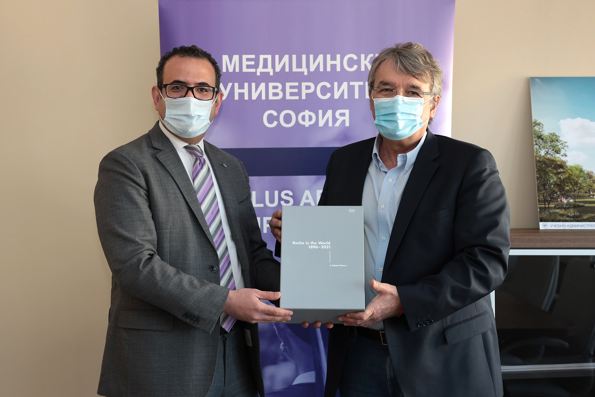Рош | Медицински университет-София получи е-книги и творческа стая за ...