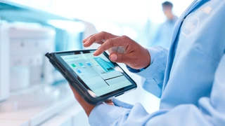 Roche employee, selection of Cobas screen share App on Cobas mobile solution device